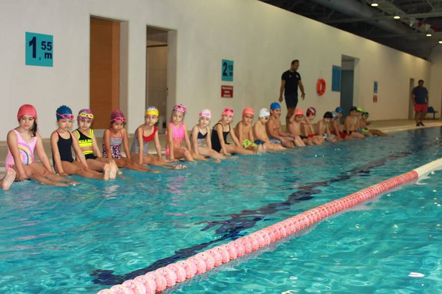 Maltepe' de yaşayan çocuklara yüzme kursu